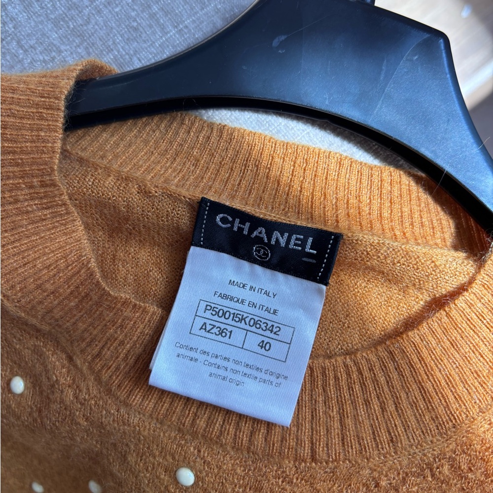 Authentic CHANEL cashmere knit caramel faux pearls sweater 🍂 - Picture 11 of 15